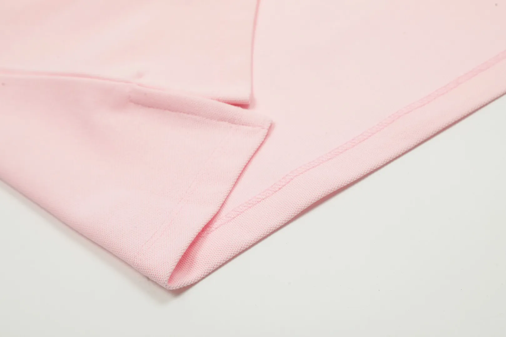 🅿️152 "Top quality" Style number: DS004# (not off the shelves all year round) [Ralph Lauren classic pony embroidered lapels women's slim fit POLO short sleeves] ✅Ralph Lauren Ralph Lauren classic basic women's all-match slim fit POLO short sleeves ✅Main supplier platform live broadcast Wholesale entities Replenish when out of stock Not off the shelves ✅ZP quality 1:1 pattern making Scan the code to enter the GF website Z cabinet quality ✅Details and quality are the only one in Guangzhou. Imported pique fabrics focus on high-end and cost-effective. Needless to say good quality. ✅The version is restored to the original order. The maximum size can be worn up to 130 pounds. Loose, comfortable and stress-free.